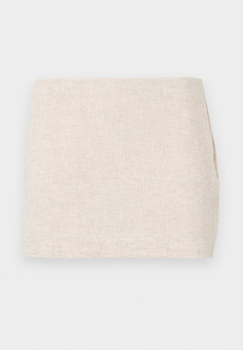 Beige Leinenrock mit minimalistischer Gestaltung, der eine glatte Textur und subtile Webart aufweist. Er hat einen geraden, schlichten Schnitt ohne sichtbare Verschlüsse.