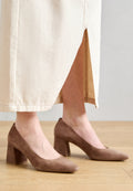 Braune Wildleder-High-Heels mit runder Zehe und quadratischem Blockabsatz, getragen mit einem hellen Rock.
