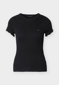 Schwarzes, kurzärmliges T-Shirt mit Rippenstruktur, kleinem rot-weiß-blauem Logo auf der linken Brust und gerüschten Ärmelkanten.
