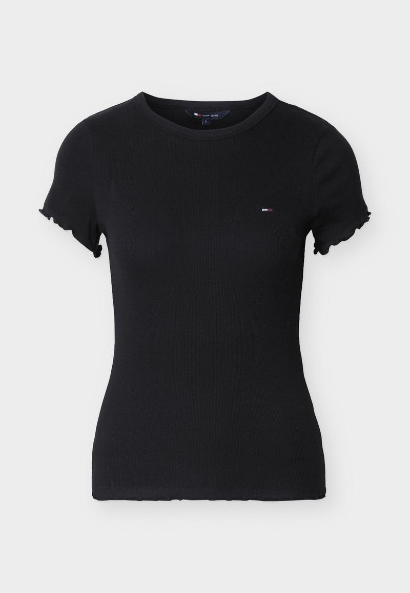 Schwarzes, kurzärmliges T-Shirt mit Rippenstruktur, kleinem rot-weiß-blauem Logo auf der linken Brust und gerüschten Ärmelkanten.