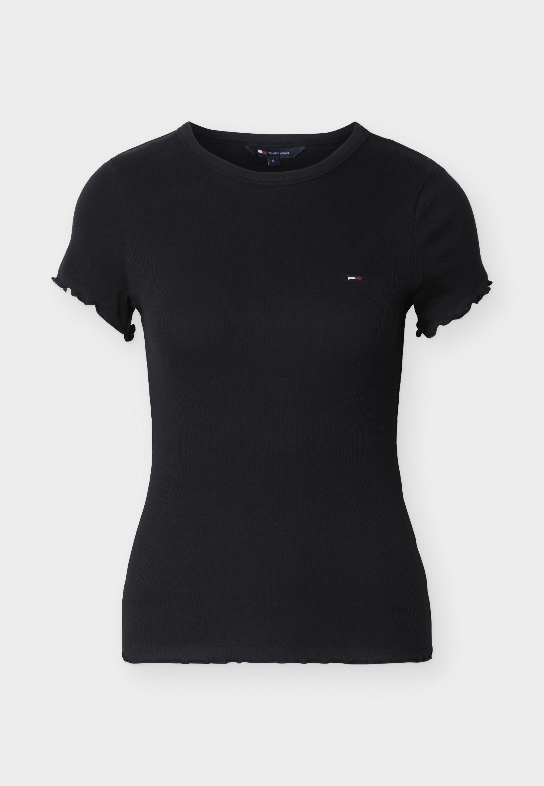 Schwarzes, kurzärmliges T-Shirt mit Rippenstruktur, kleinem rot-weiß-blauem Logo auf der linken Brust und gerüschten Ärmelkanten.
