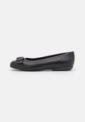 Schwarze Leder-Ballerinas mit runder Zehenpartie, ausgestattet mit einer kleinen Schleifenakzentuierung und glatter Textur. Leichtes Design mit flexibler Sohle.