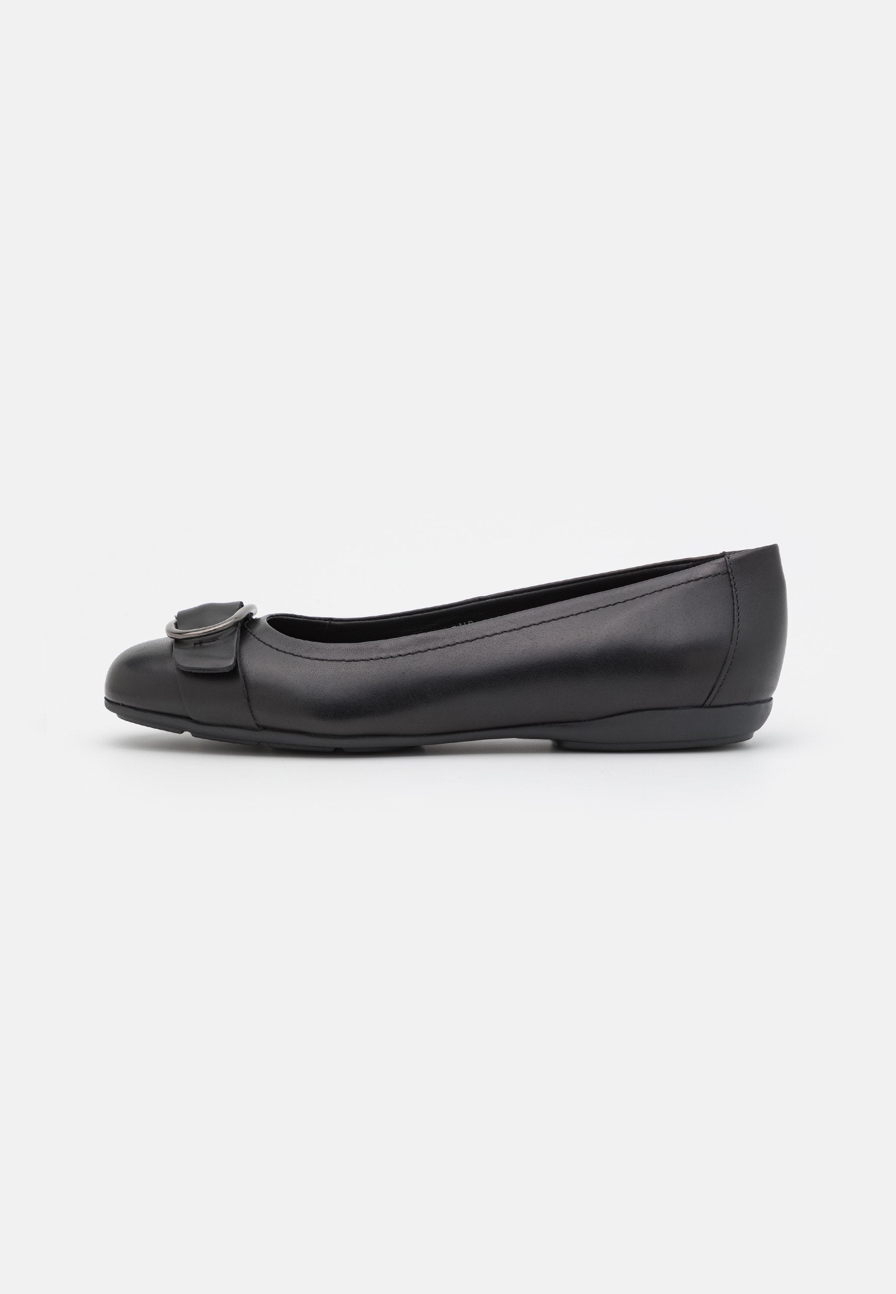 Schwarze Leder-Ballerinas mit runder Zehenpartie, ausgestattet mit einer kleinen Schleifenakzentuierung und glatter Textur. Leichtes Design mit flexibler Sohle.