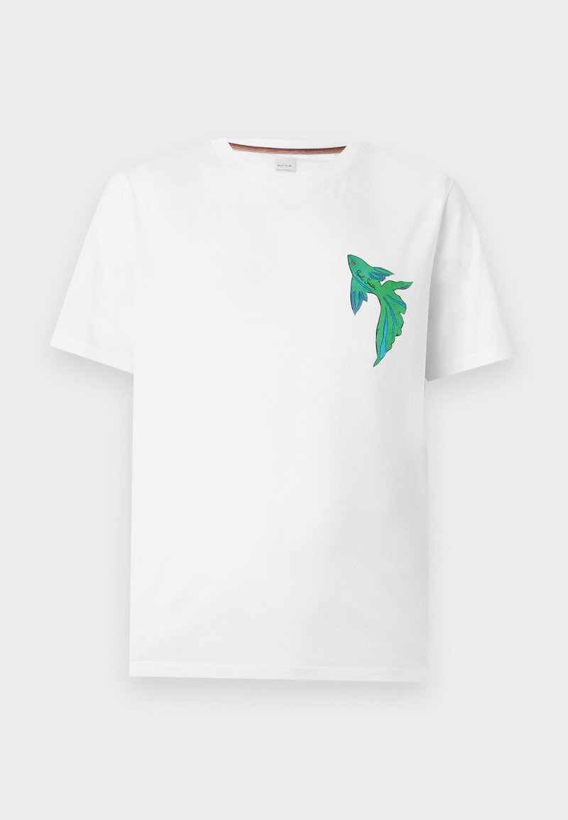 Weißes T-Shirt mit kurzen Ärmeln und einer kleinen grünen und blauen abstrakten Vogelgrafik auf der linken Brust.
