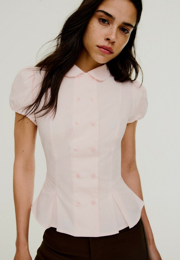 Bershka SHORT SLEEVE PETER PAN COLLAR SHIRT - Button-down blouse - light pink