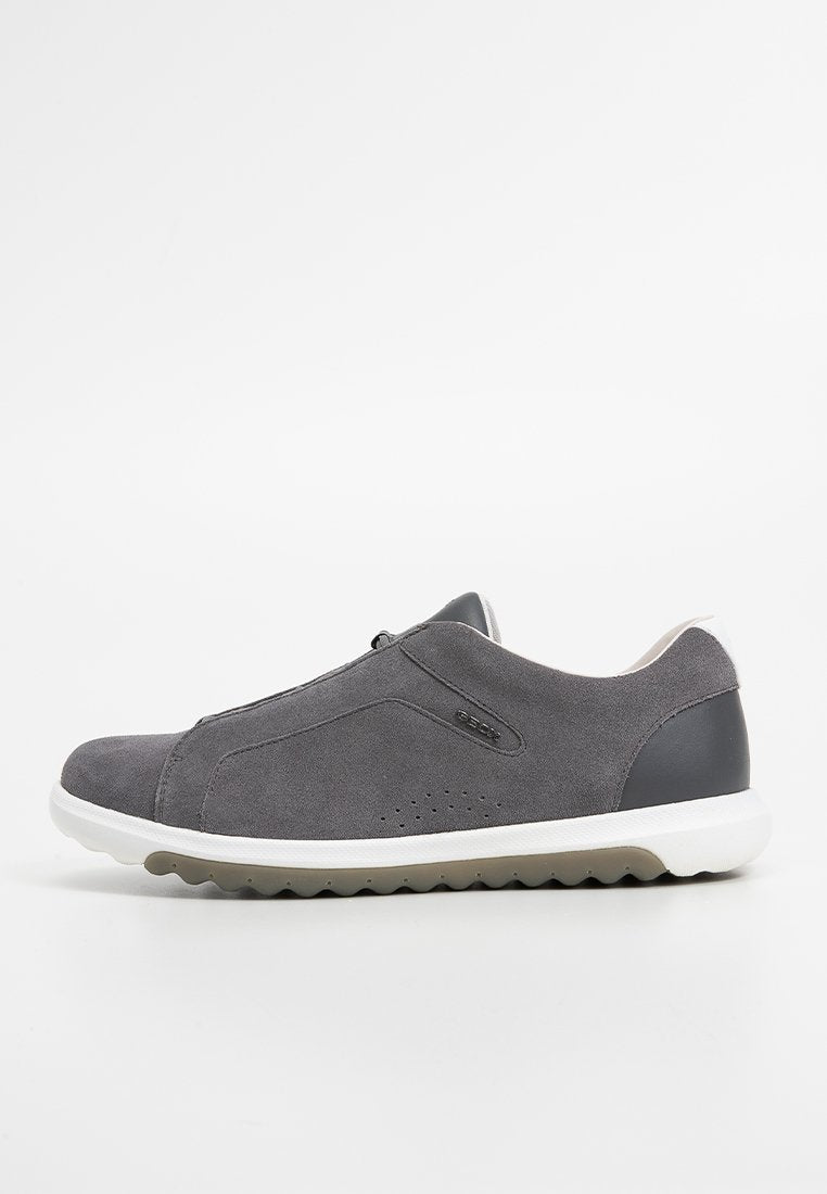 Graue Wildleder Slip-On Sneaker mit weißer Sohle und schwarzem Fersendetail, atmungsaktiven Perforationen und dezentem Logos auf der Seite.
