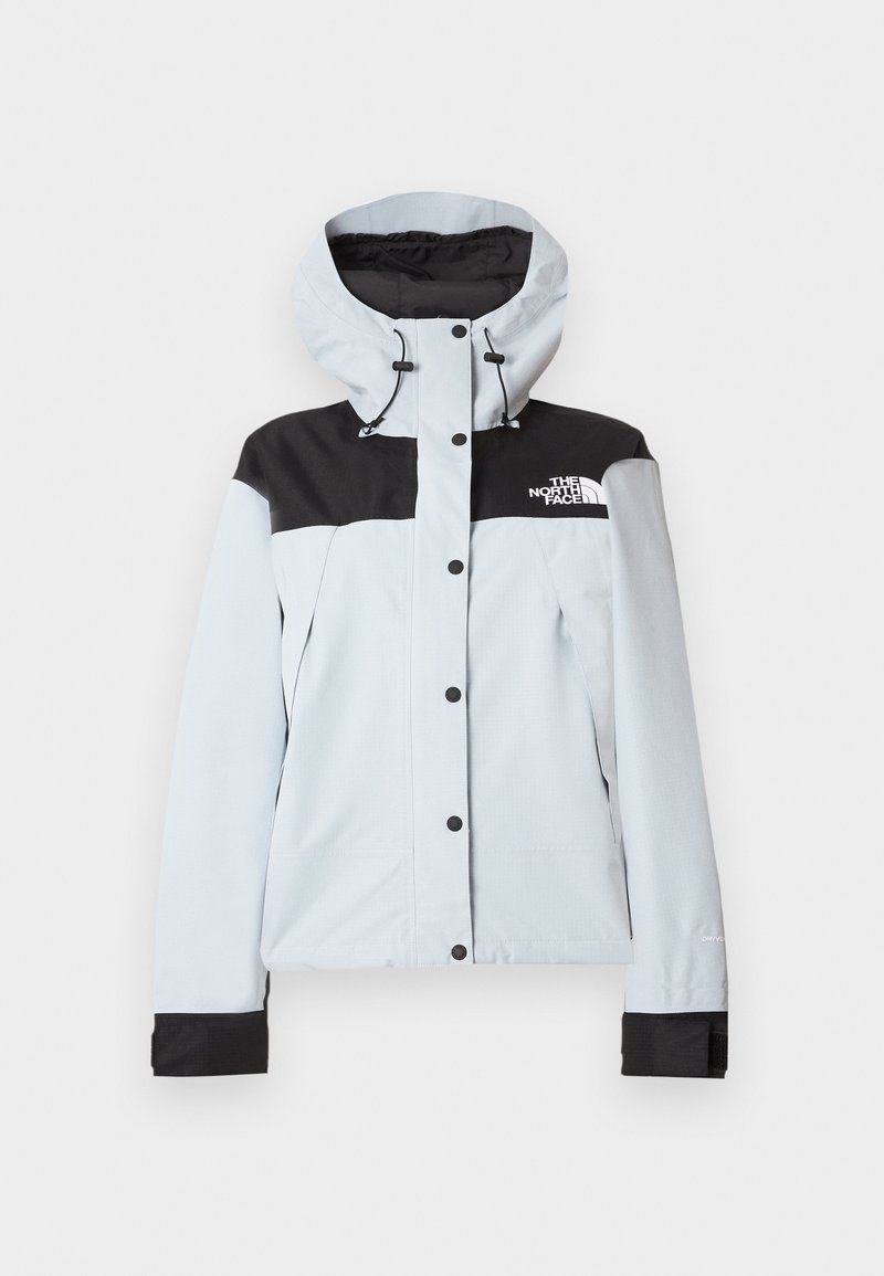 Hellblaue wasserdichte Jacke mit schwarzen Akzenten, verstellbarer Kapuze, vorderer Druckknopfleiste und gesticktem Logo auf der Brust. Glatte Textur.