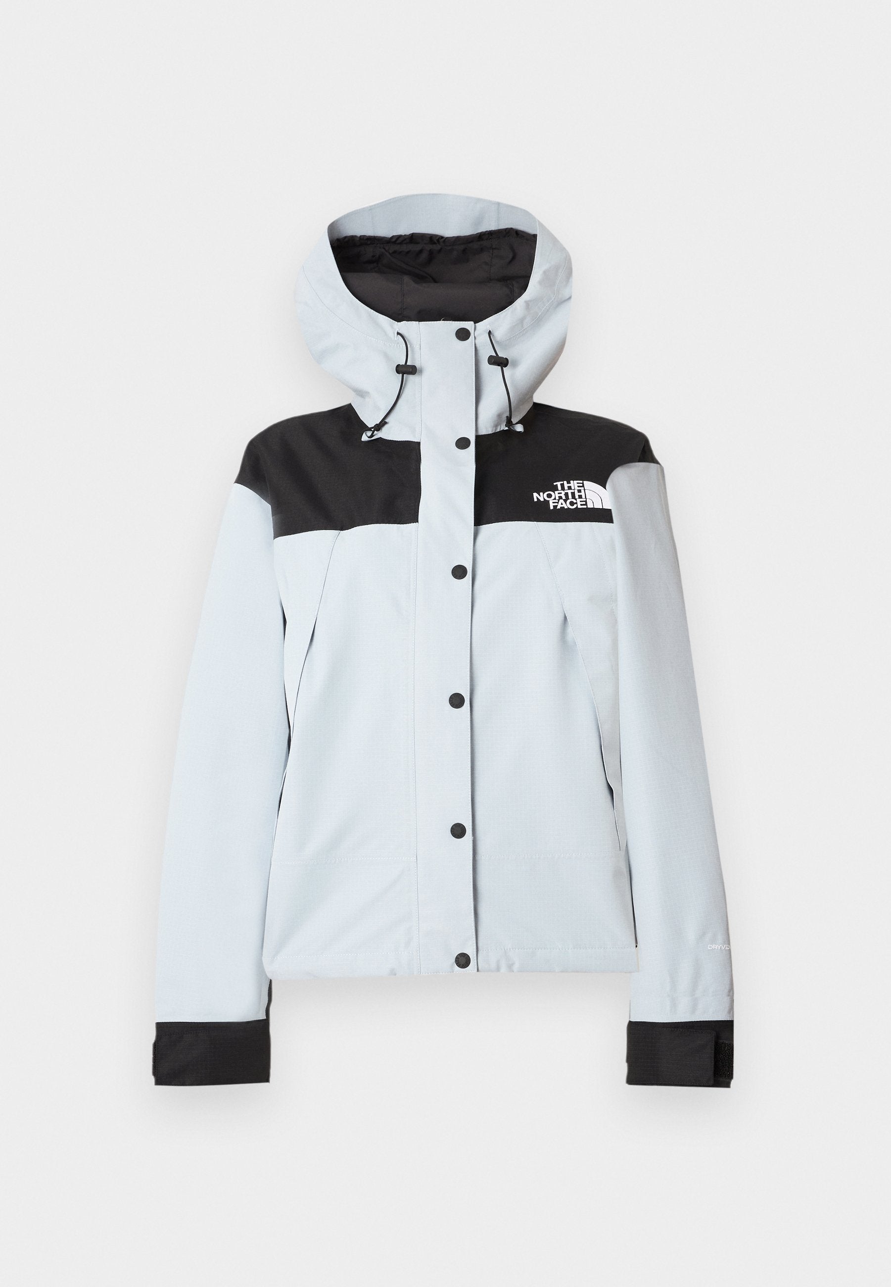 Hellblaue wasserdichte Jacke mit schwarzen Akzenten, verstellbarer Kapuze, vorderer Druckknopfleiste und gesticktem Logo auf der Brust. Glatte Textur.