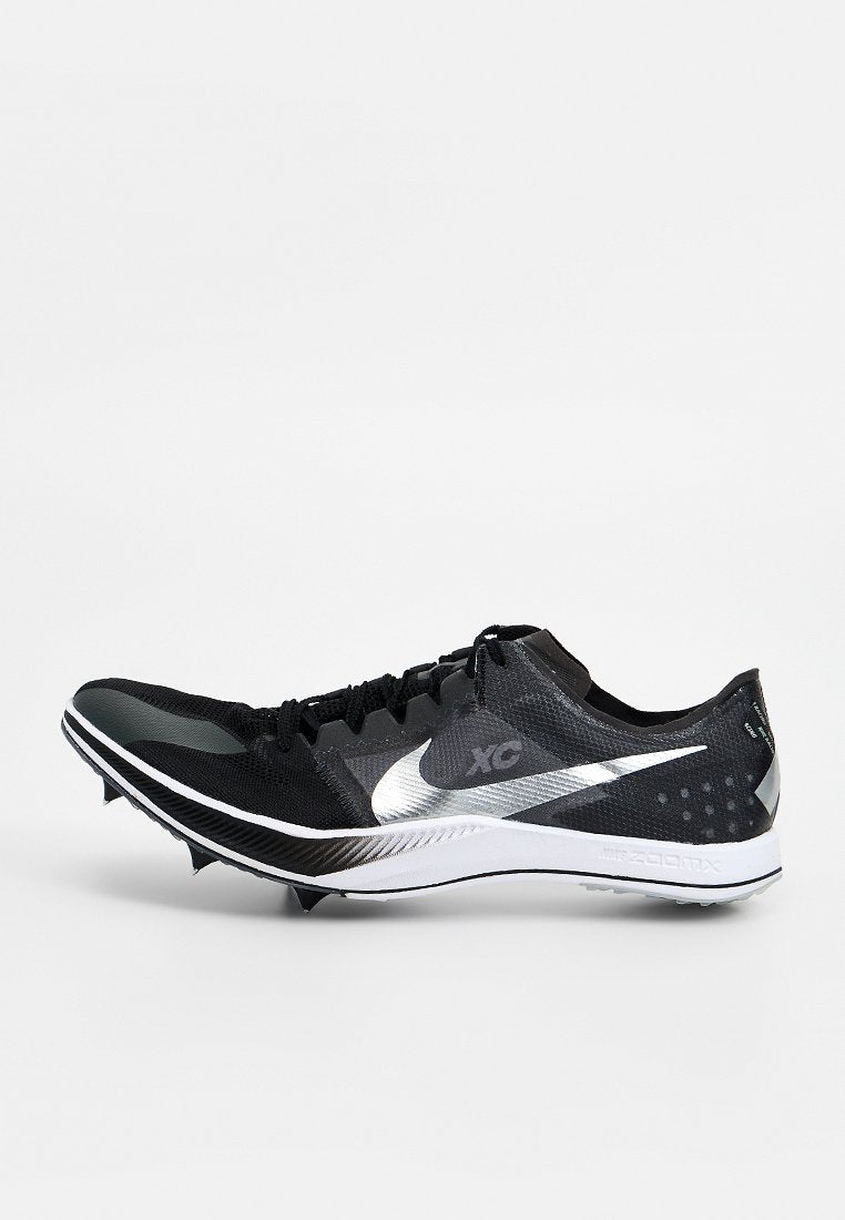 Schwarzer Sportschuh mit silbernen Akzenten. Verfügt über ein Obermaterial aus Mesh, ein schlankes Design und eine spitze Zehenpartie für Leistung. Stacheliges Profil für guten Halt.