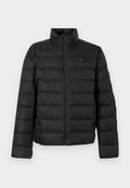 Schwarze gesteppten Steppjacke mit horizontalen Nähten, Stehkragen, Frontreißverschluss und kleinem Logo auf der linken Brust.