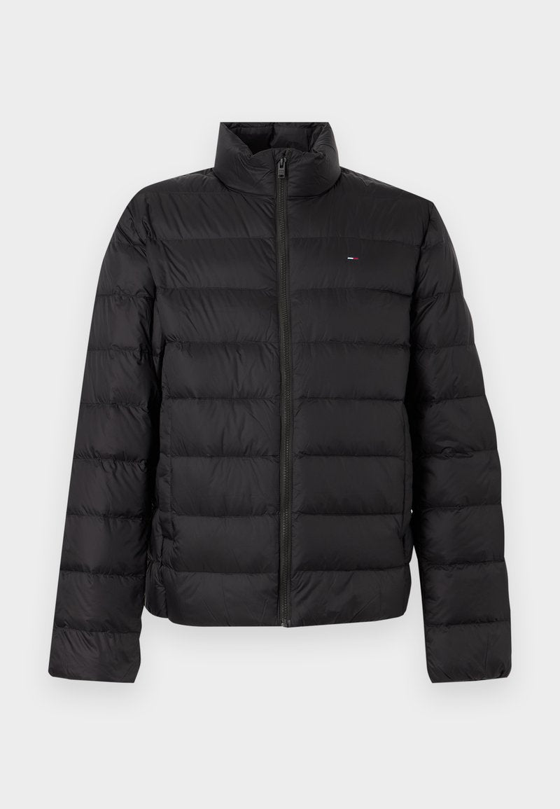 Schwarze gesteppten Steppjacke mit horizontalen Nähten, Stehkragen, Frontreißverschluss und kleinem Logo auf der linken Brust.