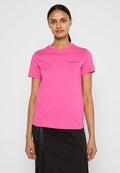 Rosa Baumwoll-T-Shirt mit kurzen Ärmeln, Rundhalsausschnitt und dezentem blauen Logo-Druck auf der linken Brust. Glatte Textur, reguläre Passform.