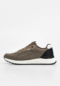 Brauner Netzstoff-Sportschuh mit weißer Sohle, schwarzer Fersenstütze und Schnürverschluss, von der rechten Seite auf einfarbigem Hintergrund gezeigt.