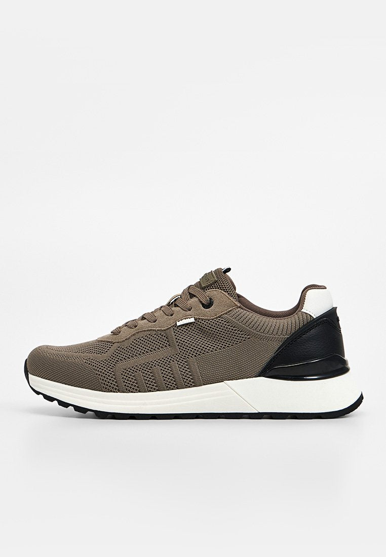 Brauner Netzstoff-Sportschuh mit weißer Sohle, schwarzer Fersenstütze und Schnürverschluss, von der rechten Seite auf einfarbigem Hintergrund gezeigt.