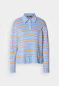 Hellblauer, gestreifter Polopullover mit drei Knöpfen, der horizontale Streifen in Weiß, Orange und Dunkelblau aufweist. Weiche Strickstruktur.