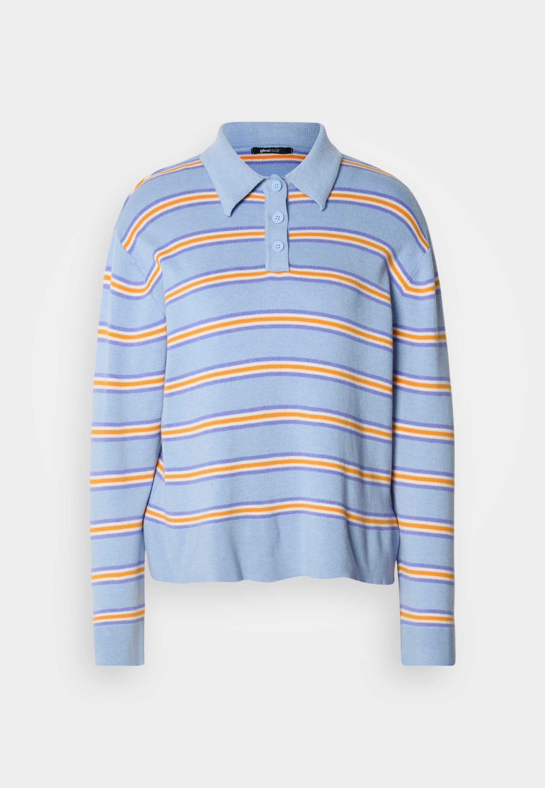 Hellblauer, gestreifter Polopullover mit drei Knöpfen, der horizontale Streifen in Weiß, Orange und Dunkelblau aufweist. Weiche Strickstruktur.