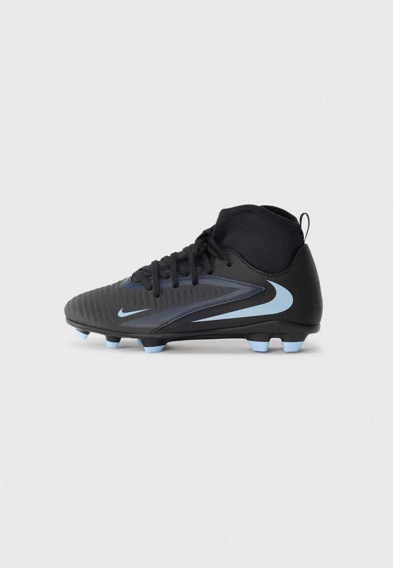 Schwarzer Fußballschuh mit strukturiertem Obermaterial, kontrastierendem hellblauen Swoosh, hoher Knö lichschaft und sechs hellblauen Stollen für Traktion.