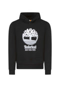 Schwarzer Hoodie mit silbernem Timberland-Baumlogo und Markentext. Weicher Stoff mit einer Kängurutasche sowie gerippten Bündchen und Saum.