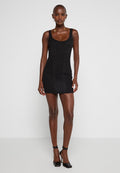 Schwarzes Bodycon-Kleid mit Rundhalsausschnitt und dünnen Trägern. Verfügt über vertikale Nahtdetails und eine figurbetonte Silhouette. Kombiniert mit schwarzen High Heels.