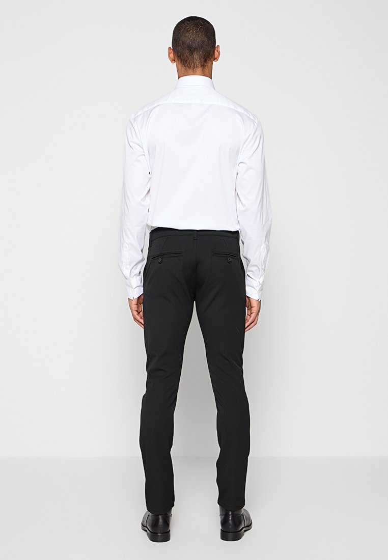 REGULAR FIT Media 3
