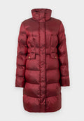 Roter, gepolsterter Wintermantel mit hohem Kragen, zwei Fronttaschen und geradem Schnitt. Hergestellt aus glänzendem, leichtem Material.