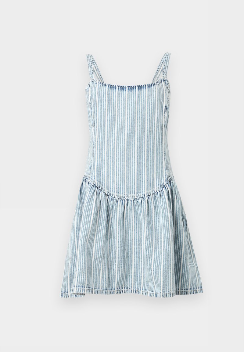 Hellblau-weiß vertikal gestreiftes ärmelloses Kleid mit dünnen Trägern und einem gerafften Rock.