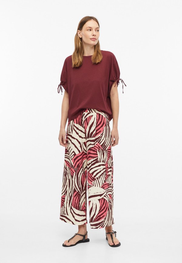 s.Oliver HOSE - Trousers - koralle