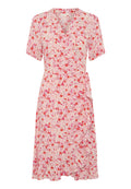 Blumenkleid mit kurzen Ärmeln in Pink, verziert mit einem bunten Muster aus roten und pinken Blumen sowie einem rüschendetail am Saum.