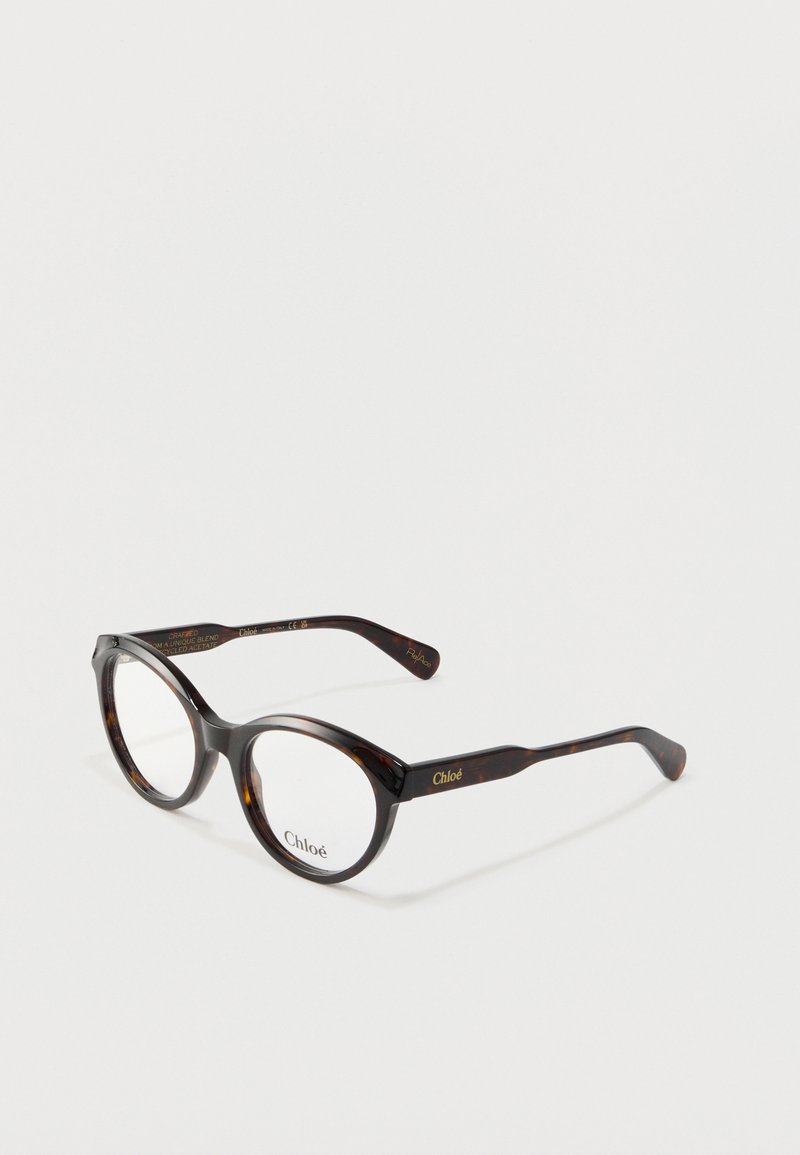 Runde Schildpatt-Brille mit dünnem Rahmen, klaren Gläsern und goldener "Chloé"-Markierung an den Bügeln vor weißem Hintergrund.