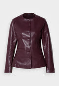 Burgunderlederjacke mit rundem Ausschnitt, Frontknopfverschluss, zwei seitlichen Taschen und glatter, glänzender Textur.