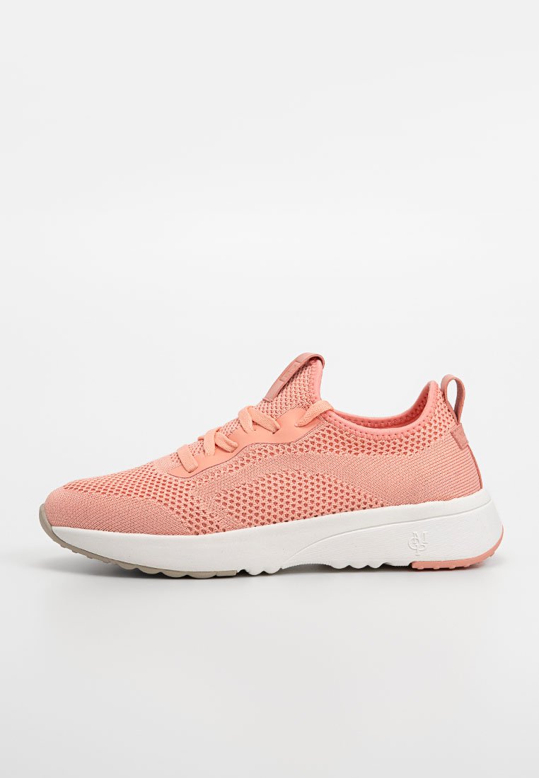 Helle rosa Sportschuhe mit einem Netzobermaterial, Schnürdesign, gepolstertem Kragen und einer weißen Gummisohle mit strukturiertem Profil.