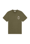 Olivegrünes Baumwoll-T-Shirt mit kurzen Ärmeln, rundem Ausschnitt und einem kleinen, ovalen Logo auf der linken Brust mit floralen Akzenten.