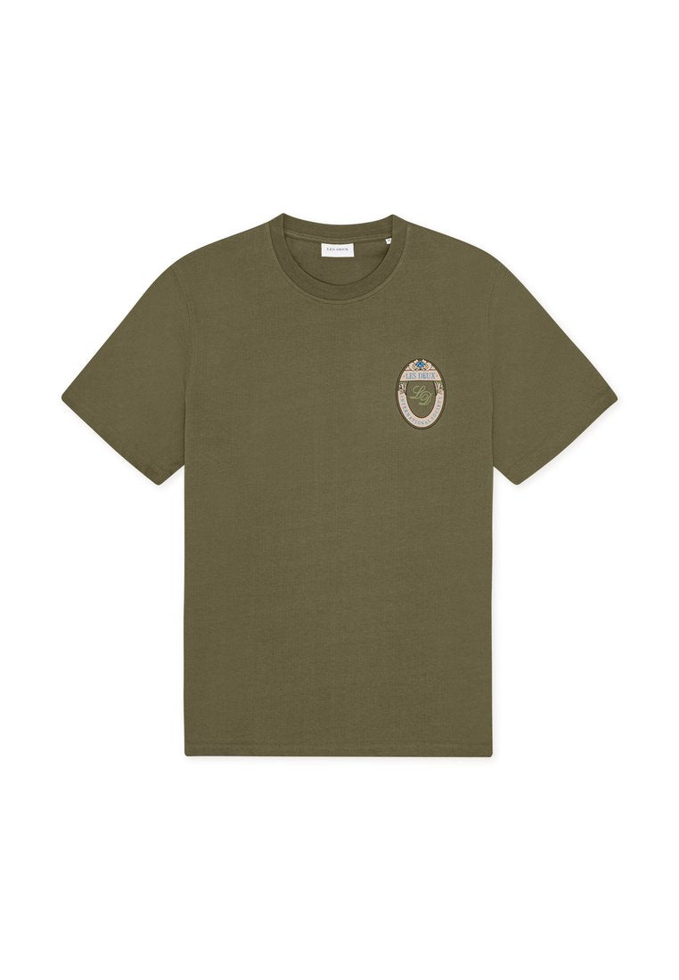 Olivegrünes Baumwoll-T-Shirt mit kurzen Ärmeln, rundem Ausschnitt und einem kleinen, ovalen Logo auf der linken Brust mit floralen Akzenten.
