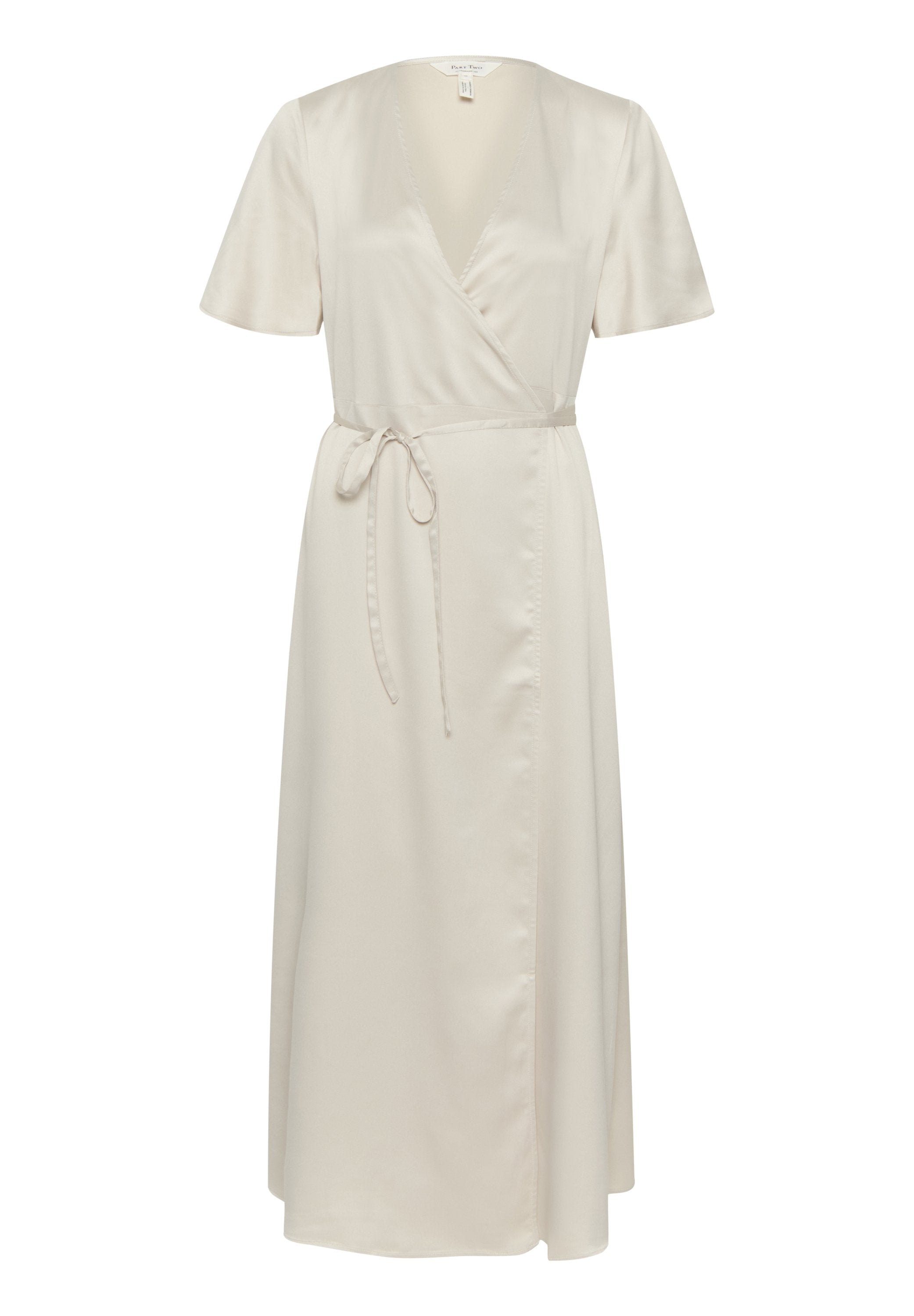 Helles beige Wickelkleid aus glattem Satin, mit kurzen Ärmeln, einem tiefen V-Ausschnitt und einem taillierten Gurt zum Selbstbinden.