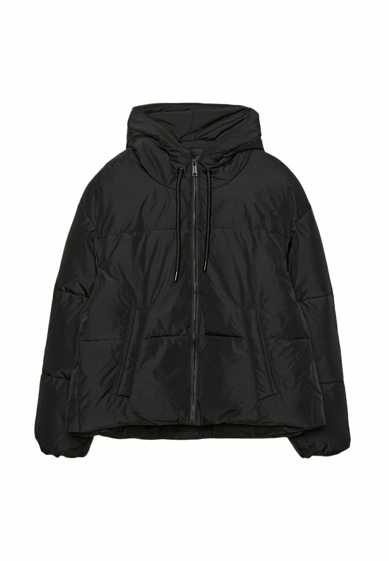 Schwarze Puffjacke mit Reißverschluss, Kordelzugkapuze und Seitentaschen; aus glänzendem Material mit gestepptem Muster.