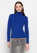 Blauer gerippter Rollkragenpullover mit langen Ärmeln, der einen orangen Akzent am Saum aufweist. Hergestellt aus einem glatten, strukturierten Strickmaterial.