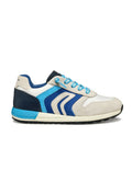 Sportlicher Sneaker mit einer Mischung aus weißen, hellgrauen und blauen Materialien. Strukturiertes Wildleder, Stoffakzente und Gummisohle mit kontrastierenden Farben.