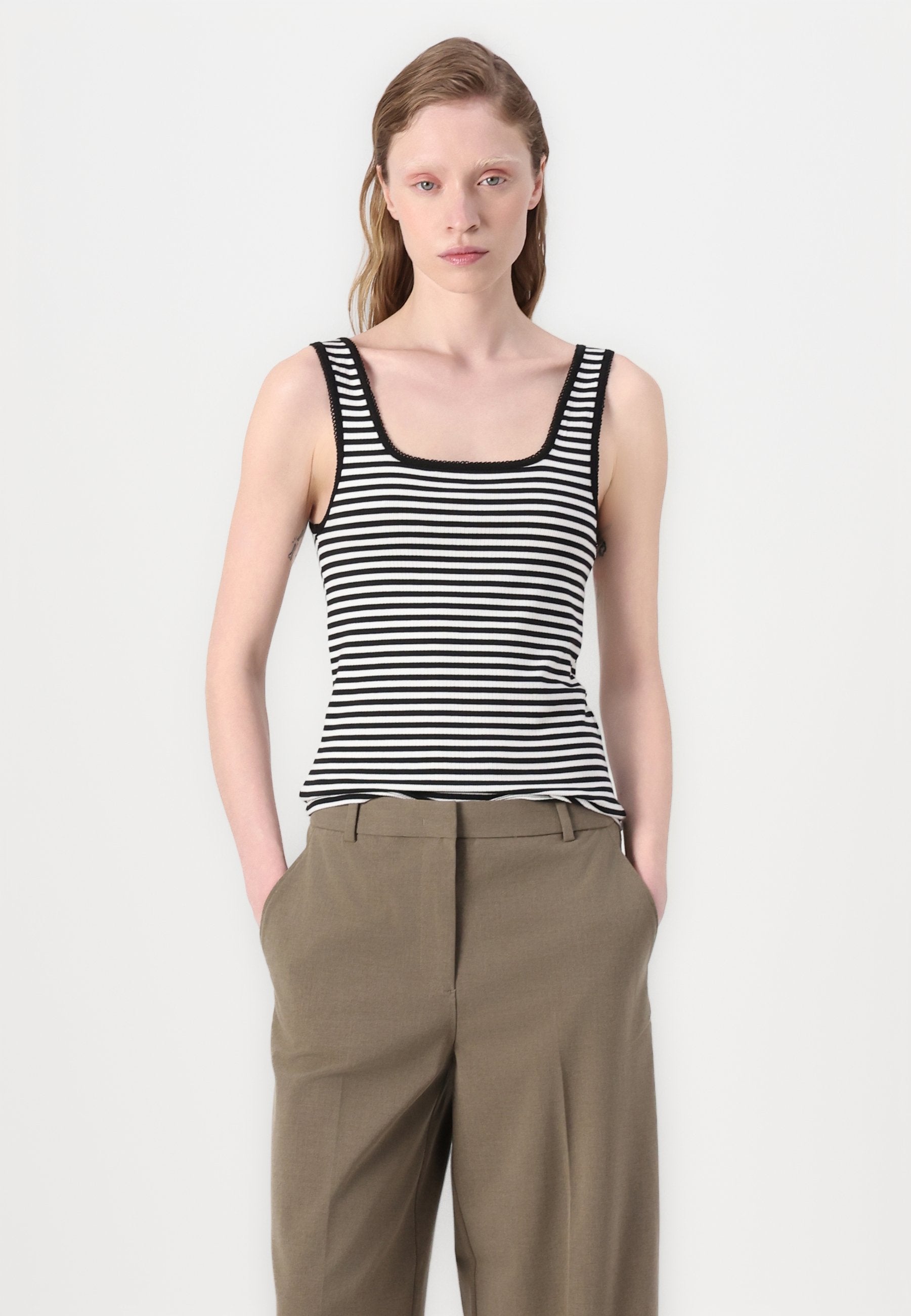 SLIM SQUARE TANK Media 5