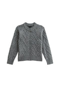 Grauer Strickcardigan mit Zopfmuster, Rundhalsausschnitt und sechs Knopfverschlüssen auf der Vorderseite. Gerippte Bündchen und Saum.