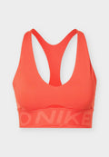 Korallenfarbener Sport-BH mit Racerback-Design und breitem elastischem Bund, der dezentes "NIKE"-Branding in passender Farbe zeigt.