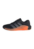 Schwarzer Sportschuh mit atmungsaktivem Mesh-Obermaterial, drei grauen Streifen, orangefarbenen Akzenten an der Sohle und einer strukturierten Gummilaufsohle.