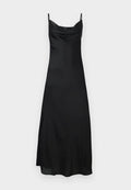 Schwarzes Satin-Nachthemd mit dünnen Trägern, schulterfreiem Ausschnitt und fließender Silhouette. Der Stoff hat eine glatte, glänzende Textur.