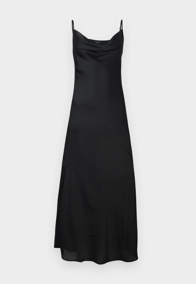 Schwarzes Satin-Nachthemd mit dünnen Trägern, schulterfreiem Ausschnitt und fließender Silhouette. Der Stoff hat eine glatte, glänzende Textur.