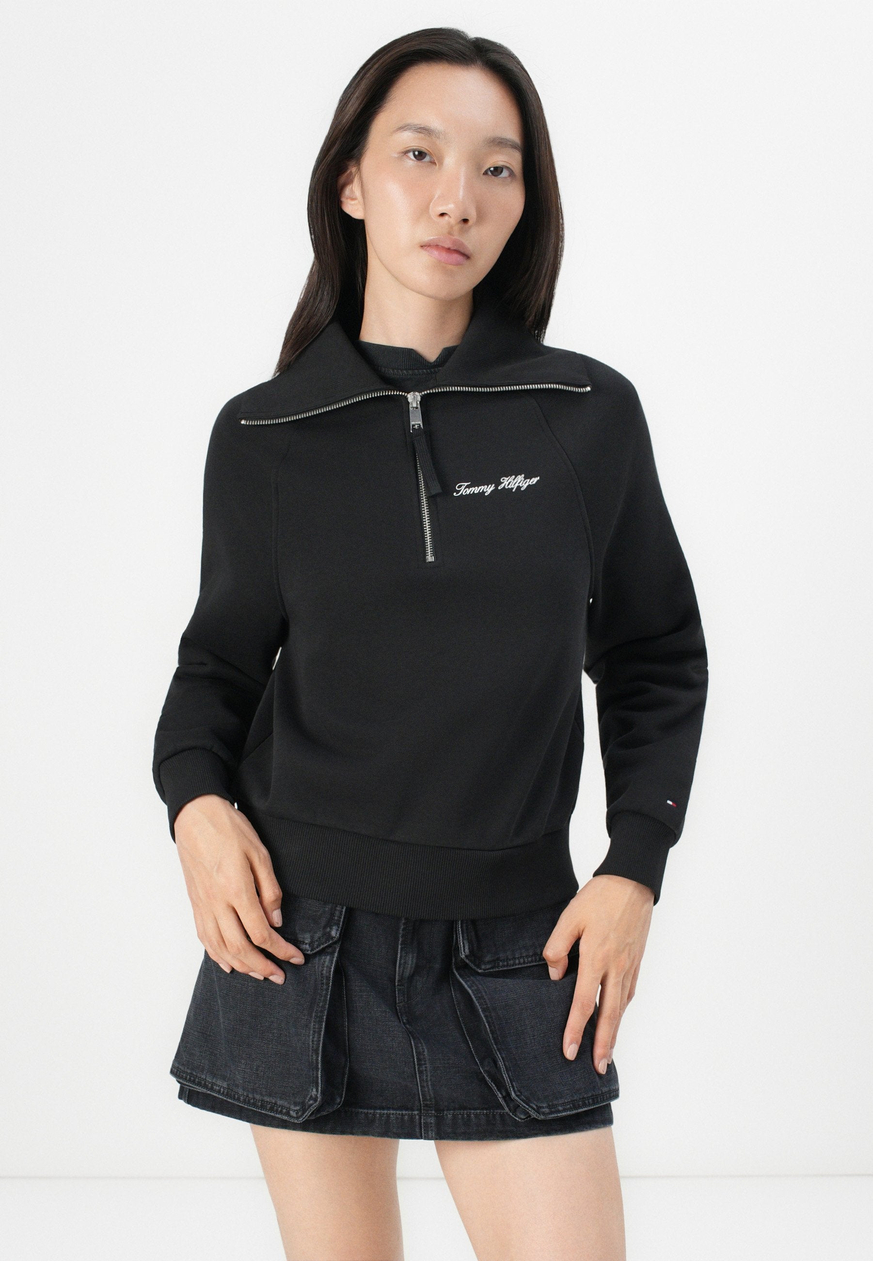 CLASSIC SCRIPT HALF-ZIP Media 5