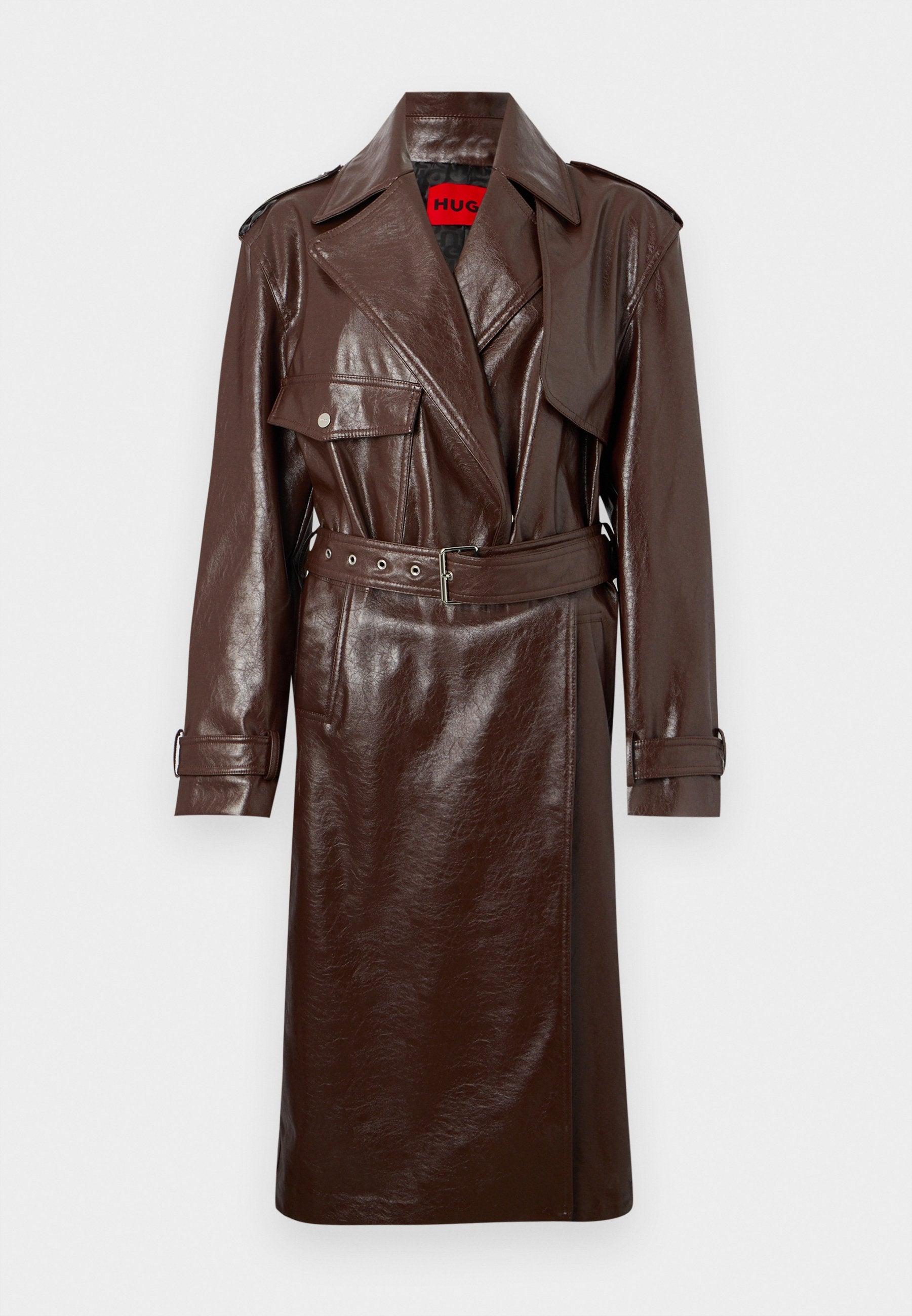 Brauner Kunstleder-Trenchcoat mit tailliertem Gürtel, großen Revers und Fronttaschen. Er verfügt über eine glänzende, texturierte Oberfläche und Knopfmanschetten.