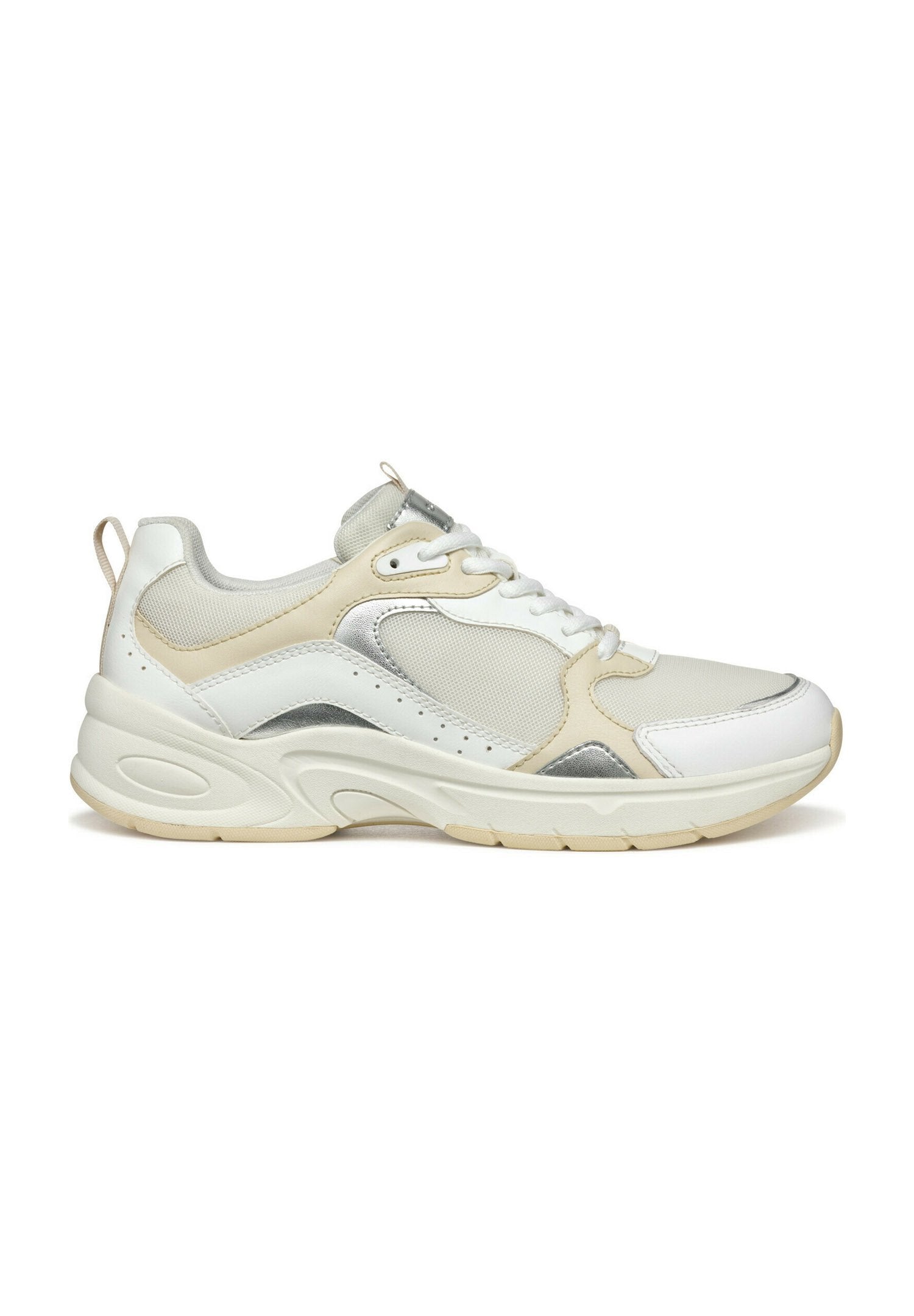 Weiße und cremefarbene Sneaker mit einem Obermaterial aus Mesh, silbernen Akzenten, gepolstertem Kragen und einer robusten Gummisohle mit Wellenmuster.