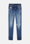 Blaue Jeans aus Denim mit einem abgenutzten Finish, mit einem gerissenen Knie, fünf Taschen und einer mittelhohen Taille. Glatte Textur und gerader Beinausschnitt.