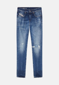 Blaue Jeans aus Denim mit einem abgenutzten Finish, mit einem gerissenen Knie, fünf Taschen und einer mittelhohen Taille. Glatte Textur und gerader Beinausschnitt.