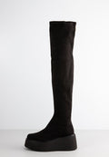 Schwarzer faux Suede Overknee-Stiefel mit Plattformsohle, ausgestattet mit einer abgerundeten Zehenpartie und glattem Textil, entworfen für eine enge Passform.