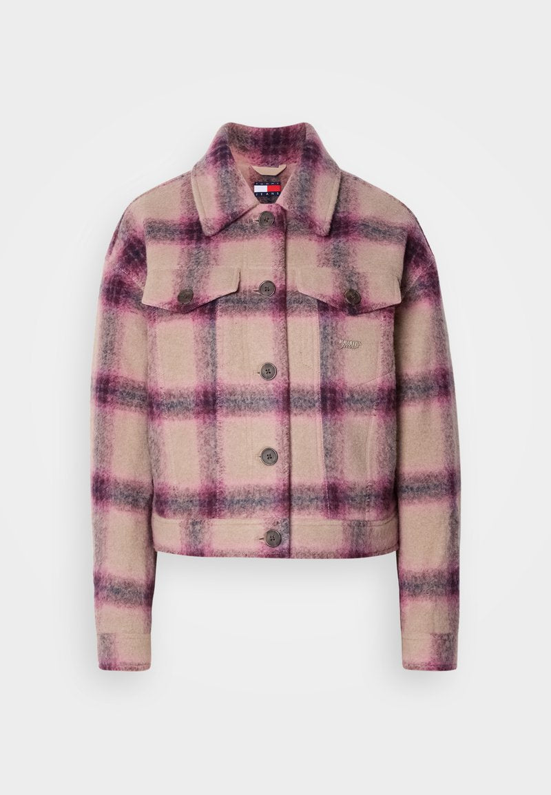 Buttonierte, kurze Jacke mit beigem, pinkem und lila Karomuster, zwei Brusttaschen mit Klappen und langen Ärmeln.